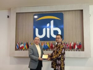 Penyerahan cinderamata oleh WR 1 Unrika,  kepada Rektor UIB